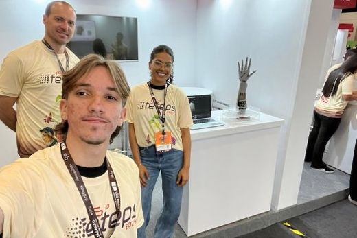 No SP Expo. Rogério Varavallo, Murilo Santos e Lillian Ferreira, com a Mão Robótica