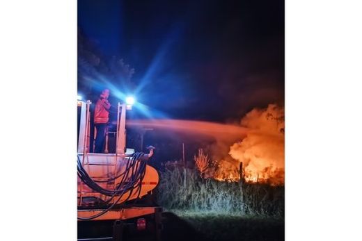 Perto do Sítio Santa Tereza. Defesa Civil contou com o caminhão pipa da Baldan Agrícola para debelar o incêndio