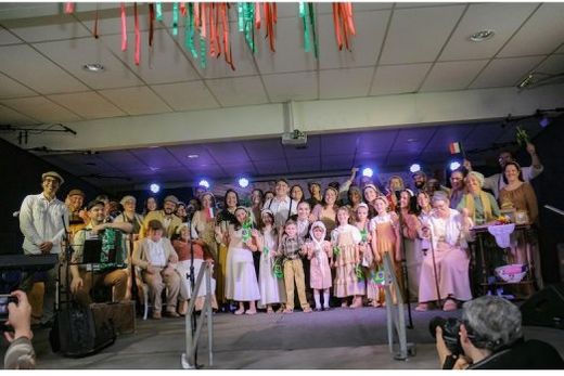 Todo o elenco no palco, ao final do espetáculo. Concerto italiano Caffè Ristretto foi apresentado no auditório da ACE-Matão