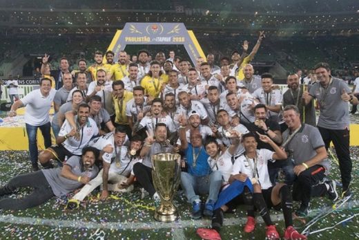 Em final polêmica, Corinthians vence e fatura o título