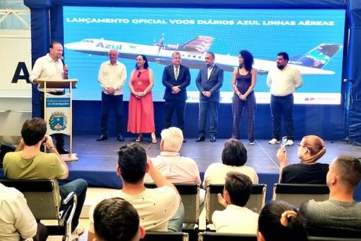 Em Araraquara. O prefeito Edinho Silva discursa durante o anúncio de retomadas de voos regulares da Azul no Aeroporto Bartolomeu de Gusmão