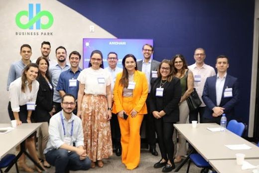Kelly Diniz (à frente). Além de abordar temas relacionados ao empreendedorismo, ela ofereceu dicas e compartilhou oportunidades que surgiram ao longo de sua carreira