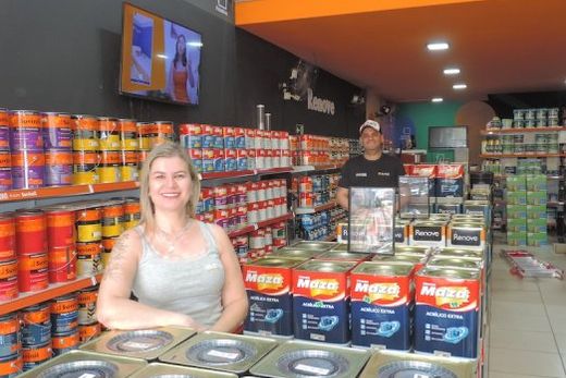 Karine e Sérgio Perez (Biro). Irmãos são proprietários da Avenida Tintas, que completará 14 anos no próximo dia 13