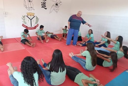 Judô com o professor Gilson de Vitto. Aulas acontecem às terças e quintas-feiras, a partir das 8h30 e das 14h30