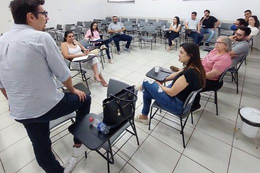 André Pelosi discorre sobre o tema. Palestra reuniu profissionais de Postos de Saúde, Estratégias de Saúde da Família (ESF) e Unidades Básicas de Saúde (UBS)