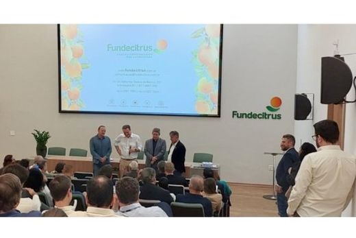 Ministro de Agricultura e Pecuária visitou os laboratórios da instituição na segunda-feira (16)