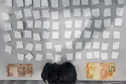 Drogas e uma quantia em dinheiro foram encontrados com adolescente