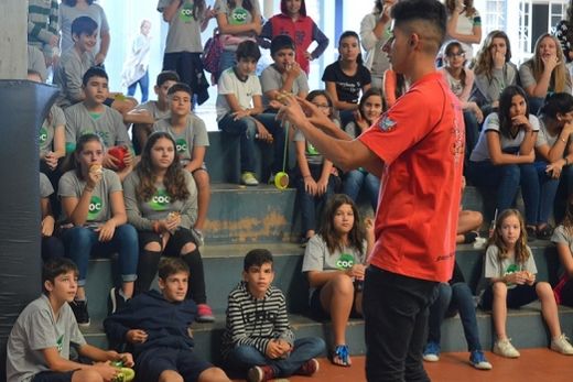 Campeão de Ioiô divulga esporte em escolas