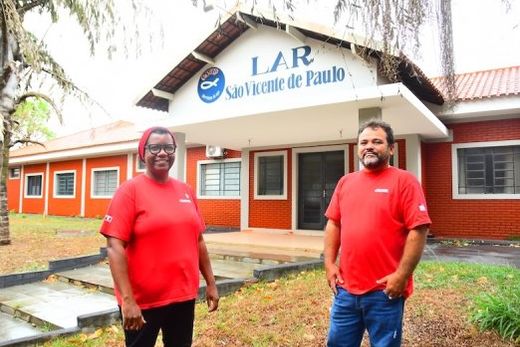 Edna e Di. Reforma iniciada em meados de maio continua em curso, visando recuperar o prédio da entidade que acolhe e cuida de idosos