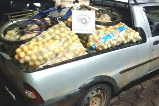 Homens são presos com quase 1 tonelada de laranja furtada