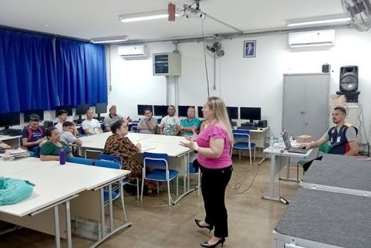 Na EE 'Vereador Antonio Comar'. Palestra de Fernanda Caldeira foi realizada na terça-feira (24)