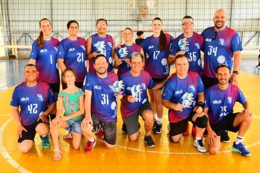 O Time E com membros da Comissão do Vôlei. Equipe venceu as quatro partidas que disputou