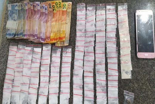 Drogas, celular e dinheiro foram apreendidos