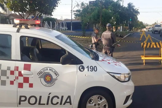 Acidente fatal. Polícia Militar isolou o local para a realização da perícia