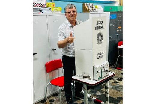 Prefeito Cido Ferrari votou na Escola Estadual Padre Nelson Antônio Romão no início da tarde deste domingo (6)