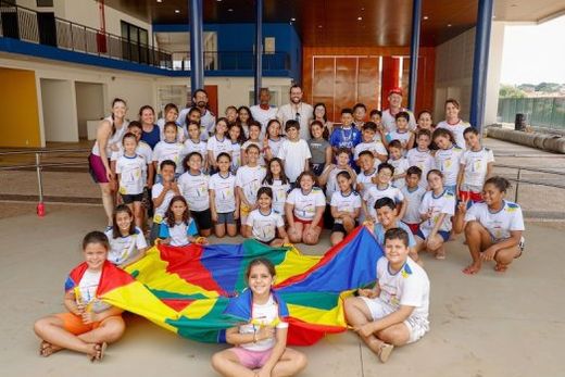 Primeiro contato. Crianças, adolescentes e jovens que participam do Projeto Pequeno Cidadão conheceram as dependências do CEC