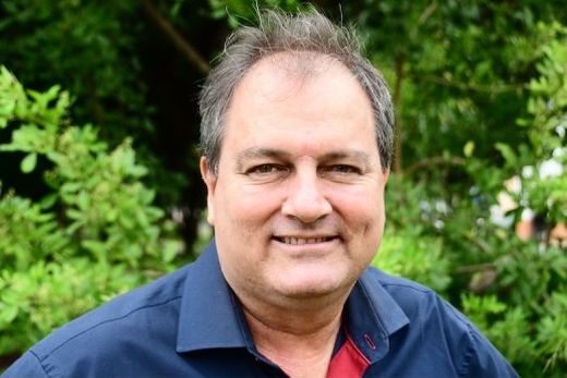 Marcelo Petrucelli. "Pedimos às pessoas que venham para este Baile Havaiano com pelo menos uma peça de roupa branca ou florida"