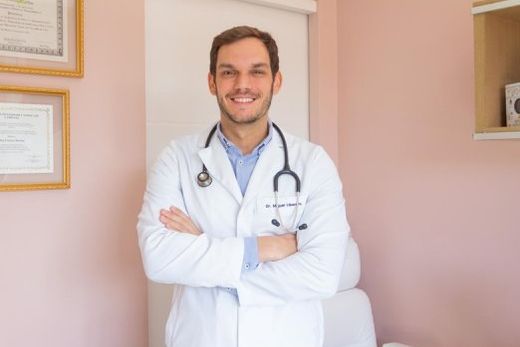 Dr. Miguel Liberato. "Desodorantes são liberados para crianças a partir dos oito anos, desde que não contenham álcool, parabenos e alumínio"