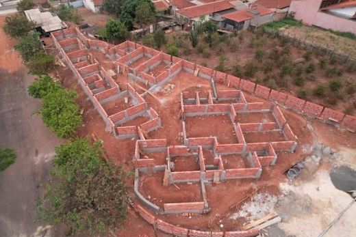 Construção. Após o término da etapa de fundações, obra inicia a execução da superestrutura em paralelo ao sistema de fechamento em alvenaria