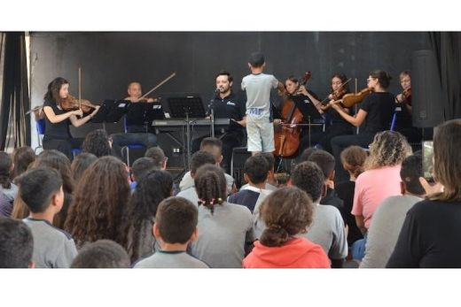 Momento especial. Um aluno foi convidado a reger os músicos da orquestra juntamente com o maestro Danilo Gomez