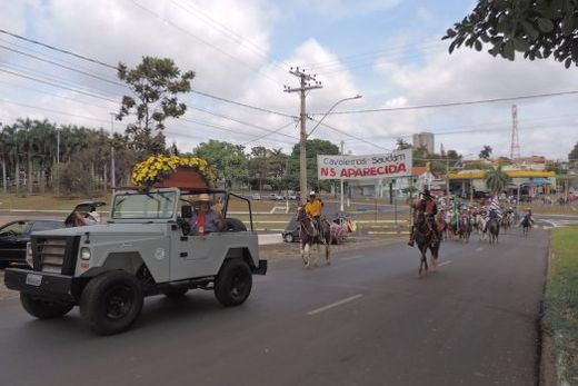Na Rua Sinharinha Frota. Procissão dos Cavaleiro aconteceu na manhã do feriado de 12 de outubro