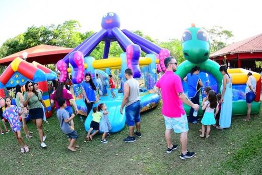 Brincadeira de criança. Garotada se divertiu nos brinquedos infláveis que ficaram à disposição durante toda a festa