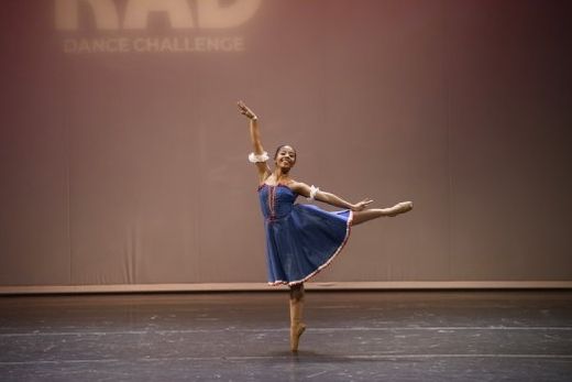 Performance. Alícia Santos se apresenta no palco do Teatro Santa Cruz, em São Paulo