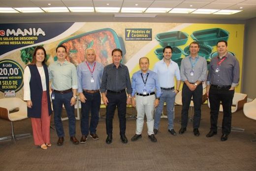 Diretoria do Grupo Savegnago com Beatriz Ramos, CEO da L - founders of loyalty na América Latina, durante o lançamento da Campanha Selinhos de Desconto Save Mania 2024