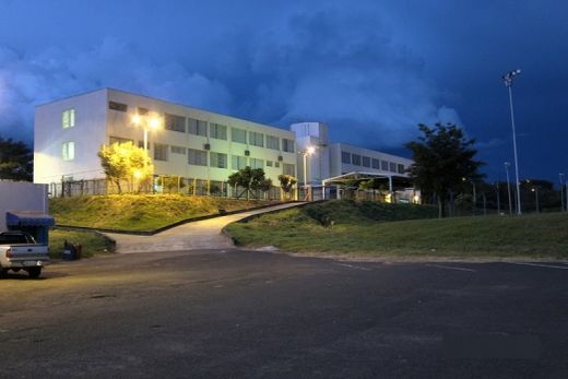 Vidro cai do 3º andar na cabeça de garoto na Escola