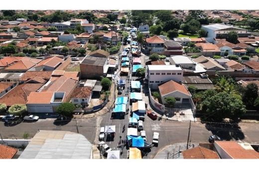 'De mudança?'. Atualmente, a 'Feira do Bosque' é realizada na Avenida São Paulo (cruzamento com a Rua Francisco Mastropietro)