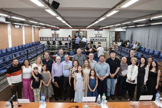 No plenário da Câmara Municipal. Honrarias foram entregues a Durval Malagoli e Dionildo Malagoli na segunda-feira (21)