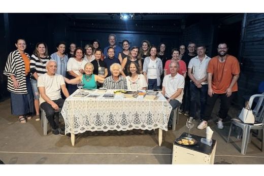 Ao centro da mesa. Menalton Braff é o autor do livro 'Os olhos do meu pai', que foi debatido por integrantes do grupo 'Urdiduras'