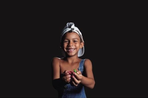 Erê. Termo designa o brincar ou a brincadeira e, em culturas afro-brasileiras, também representa as crianças e sua vitalidade, alegria e espontaneidade