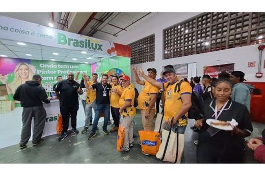 Festa do Pintor. Estande da Brasilux se destacou como um dos principais pontos de encontro do evento, atraindo pintores e profissionais