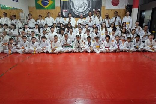 A equipe, no Dojô. Karatecas da Bushido Matão conquistaram 14 medalhas de ouro, 11 de prata e 18 de bronze, em Américo Brasiliense
