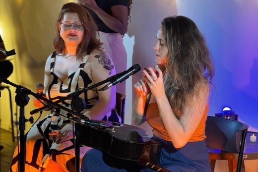 Na Biblioteca Municipal. Jaque Falcheti dividiu o palco com a matonense Ana Otrente