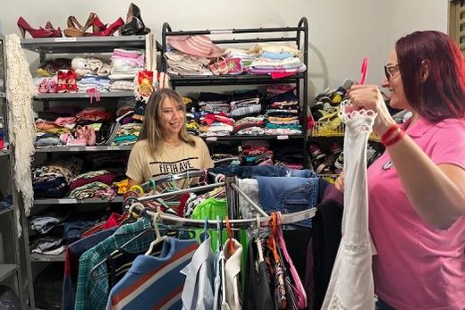 Bazar Solidário. Roupas, calçados e acessórios novos e seminovos serão vendidos ao preço único de R$ 5,00