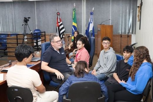 Elias Pereira Junior, coordenador da Escola do Legislativo, ao centro da roda. "O Parlamento Jovem consolida o seu papel essencial na formação política e cidadã dos jovens de Matão, preparando um