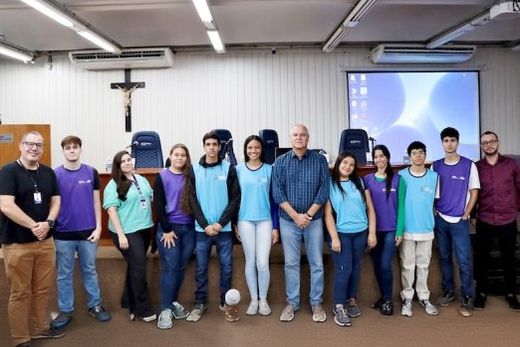 Reunidos no plenário. 'Tour pelo Legislativo' é aberto a grupos escolares, faculdades, empresas e entidades interessadas em saber mais sobre o papel e a estrutura da Câmara