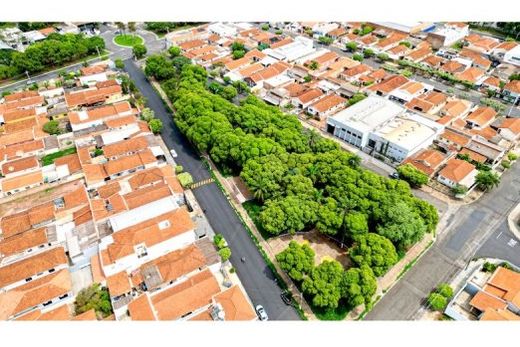 A Praça 'José Luiz Wagna' (Jardim Buscardi). Iluminação com luminárias de LED proporcionará maior segurança no local