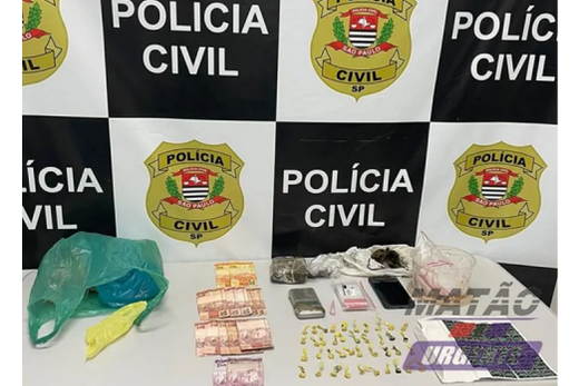 Materiais apreendidos.  Drogas e celulares foram levados à Delegacia