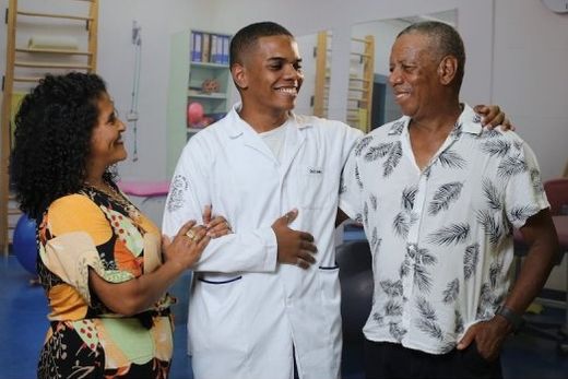 Cristiane e David. Viúva e filho de Fantick mantêm o legado deixado pelo fundador da Escolinha de Futebol