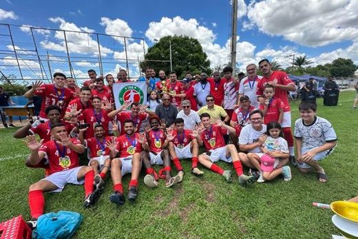 Festa pelo título. Após empate sem gols, a decisão foi para as cobranças de pênaltis e a Pereira sagrou-se campeã ao vencer o Silvânia por 6x5