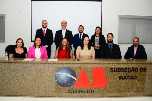 Na sede da OAB-Matão. Em pé: Fábio Busnardi, Paulo Caruzo, Fábio Alberto e Andreia Pinotti; sentados: Thays Fernandes, Ana Caroline Barros, Isabele dos Santos, Suelen Garcia, Ricardo Pinotti e Rafael