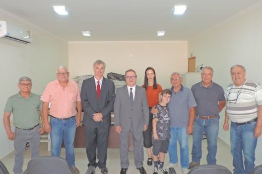 No Cartório Eleitoral. Cerimônia reuniu membros da Junta Eleitoral, o representante do Ministério Público Eleitoral e fiscais de partidos, federações e coligações locais