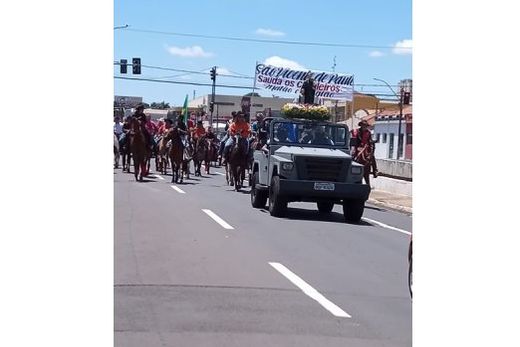 Cavalgada.  Cavaleiros e amazonas passaram pela Rua São Lourenço no último dia 10