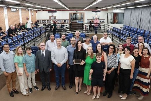 A homenageada Talita Paula, com o título em mãos. "Reafirmo o meu compromisso com Matão e sigo trabalhando para um município cada vez mais próspero, democrático, justo e acolhedor"