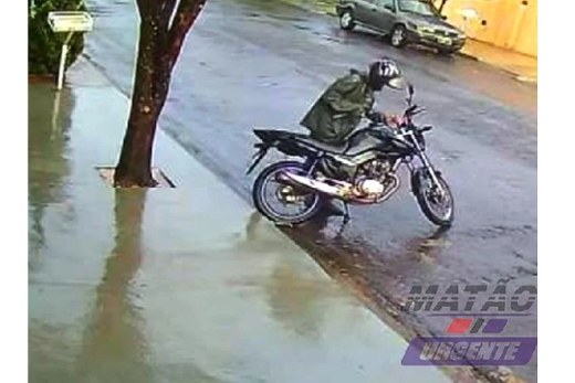 Moto furtada. Câmera registrou a ação do criminoso