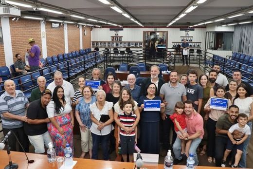 Emoção. O vereador Davison Sensei entregou aos familiares uma placa simbólica de denominação de rua com o nome de cada homenageado
