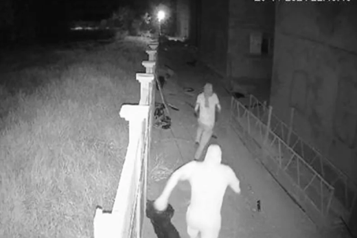 Câmeras flagraram a ação dos criminosos no local